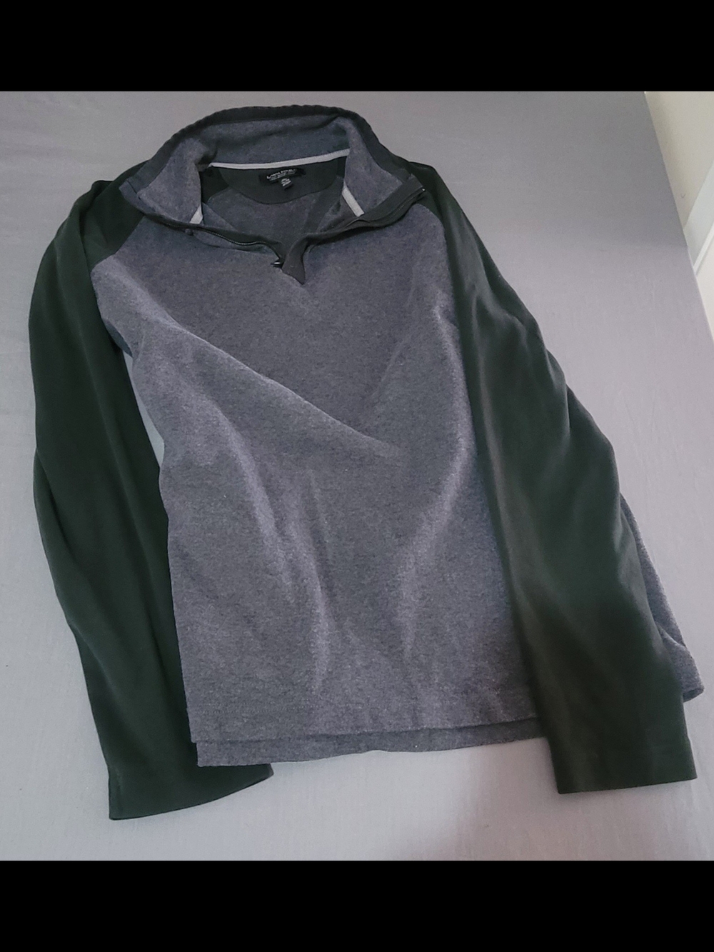 Banana Republic Men's Gray Body Zip-Up Sweater with Green Sleeves